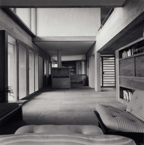 Casa Berrini, Taino, 1967-68. Soggiorno, con in fondo il camino in cemento. Foto: Giorgio Casali, Università Iuav di Venezia, Archivio Progetti, Fondo Giorgio Casali.