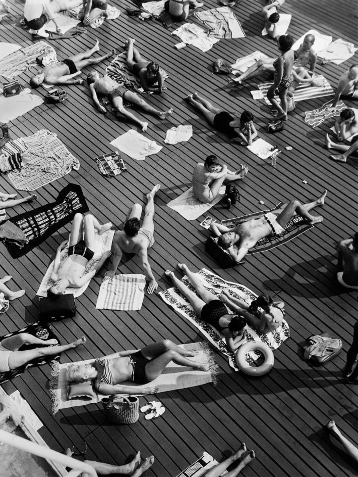 Deligny pool, Paris, 1950. © Keystone France and Gamma-Rapho via Getty Images.