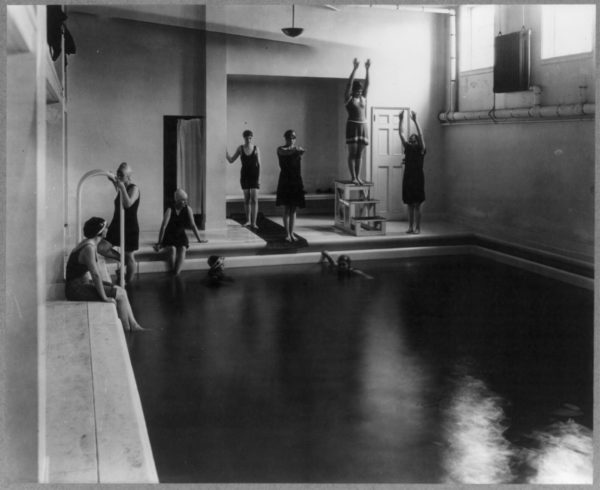 Ragazze in piscina, collegio femminile di Mount Vernon, Washington D.C., ora noto come Mount Vernon Campus presso la George Washington University, tra la fine dell'Ottocento e gli inizi del Novecento. Foto: Frances Benjamin Johnston. © Library of Congress.