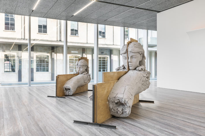 Mark Manders, Room with Unfired Clay Figures , 2011-15. Immagine della mostra Sanguine. Luc Tuymans on Baroque, Fondazione Prada. Foto: Delfino Sisto Legnani e Marco Cappelletti. Courtesy Fondazione Prada.