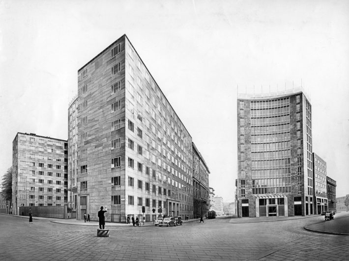 Montecatini office buildings, between Via della Moscova (first building, on the left, 1935-38) and Largo Donegani (second building, on the right, 1947-52), designed by Gio Ponti, Antonio Fornaroli and Eugenio Soncini. © Gio Ponti Archives, Milan.