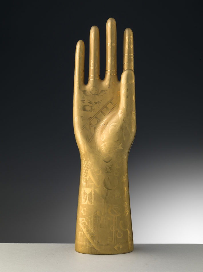 La mano della fattucchiera, porcellana dipinta a mano in oro segnato a punta d'agata, 1935, Gio Ponti per Richard-Ginori, Doccia. © Museo Richard-Ginori della manifattura di Doccia, Sesto Fiorentino, Polo Museale della Toscana.