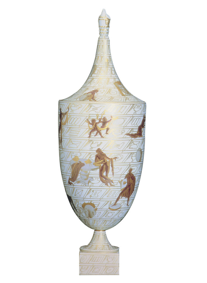 La passeggiata archeologica, urna in porcellana bianca con decorazioni in oro, 1925-27, Gio Ponti per Richard-Ginori, Doccia. © Museo Richard-Ginori della manifattura di Doccia, Sesto Fiorentino, Polo Museale della Toscana.