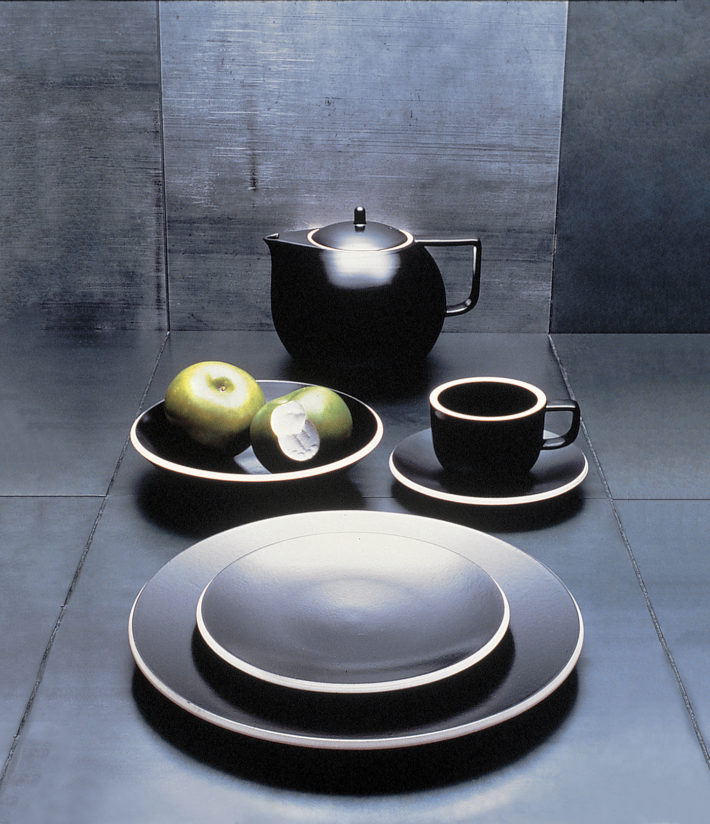 Colorstone dinnerware, Sasaki, 1985–87. Photo: Luca Vignelli. Design: Vignelli 1954-2014, © 2018 Mondadori Electa, Milan, and Beatriz Cifuentes-Caballero.