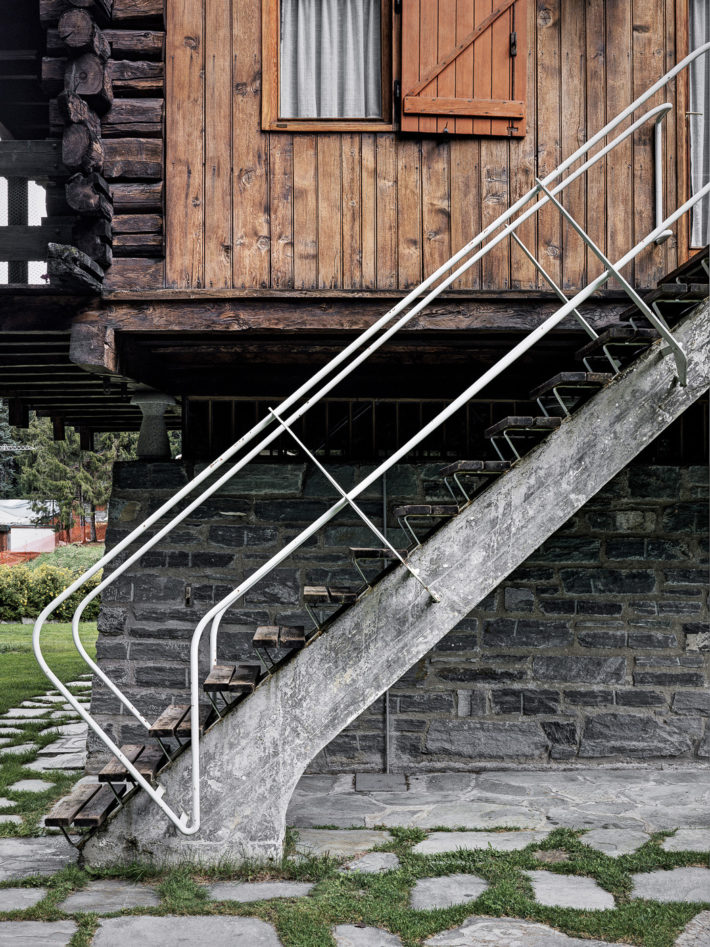 Details of the external staircase. Photo: © Marcello Mariana.