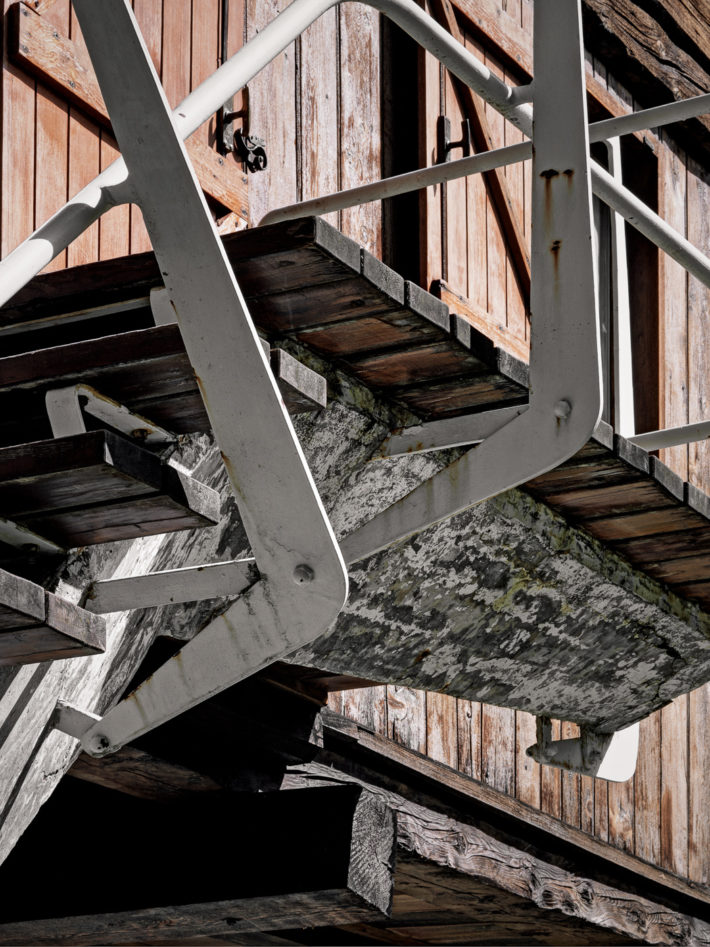 Details of the external staircase. Photo: © Marcello Mariana.