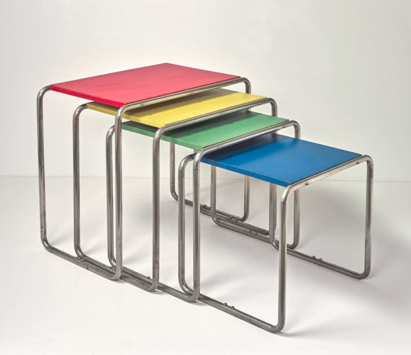 Marcel Breuer, Set di quattro tavolini, 1926 circa, metallo nichelato, legno dipinto. Collezione privata, Germania.