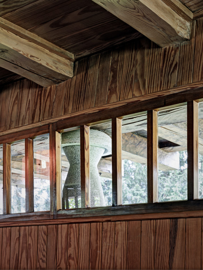 Details of the strip window that runs around the perimeter of the base. Photo: © Marcello Mariana.