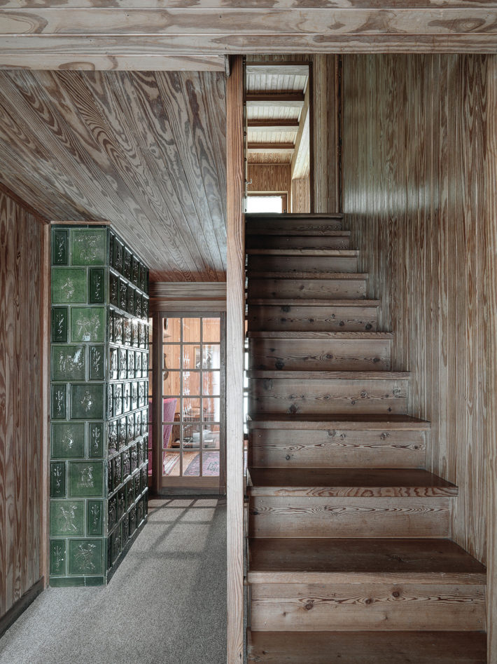 The wooden staircase on the second floor leading to the bedrooms on the upper floor. Photo: © Marcello Mariana.