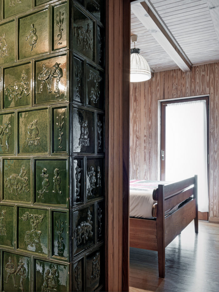 View of a bedroom with the furniture made to Mollino’s design. Photo: © Marcello Mariana.