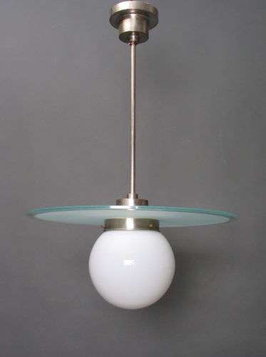 Willem Hendrik Gispen, Giso 22, pendant lamp, 1927, milk glass, chromium-plated copper, manufactured by Gispen’s Fabriek voor Metaalbewerking, Rotterdam. Museum Boijmans Van Beuningen. Photo: © Ad van den Bruinhorst.