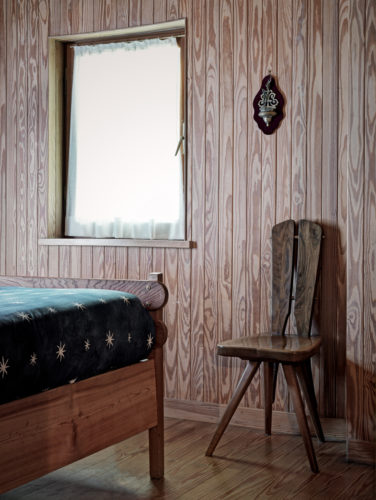 Scorcio di camera da letto con gli arredi su disegno di Mollino. Foto: © Marcello Mariana.