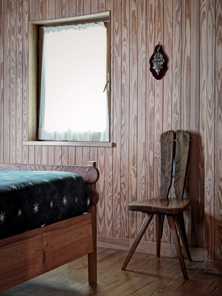 View of a bedroom with the furniture made to Mollino’s design. Photo: © Marcello Mariana.