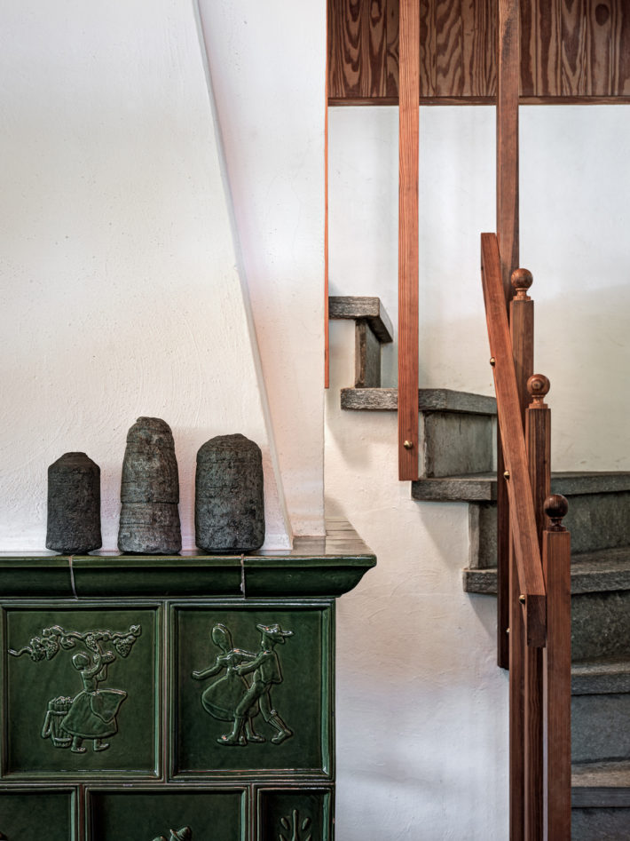 Thun stove clad in ceramic tiles on the ground floor and the stone staircase that leads to the second floor. Photo: © Marcello Mariana.