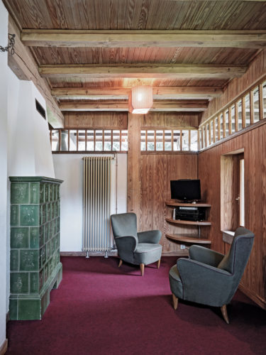 The living room on the ground floor is illuminated by the strip windows, through which the “mushrooms” are visible. Photo: © Marcello Mariana.