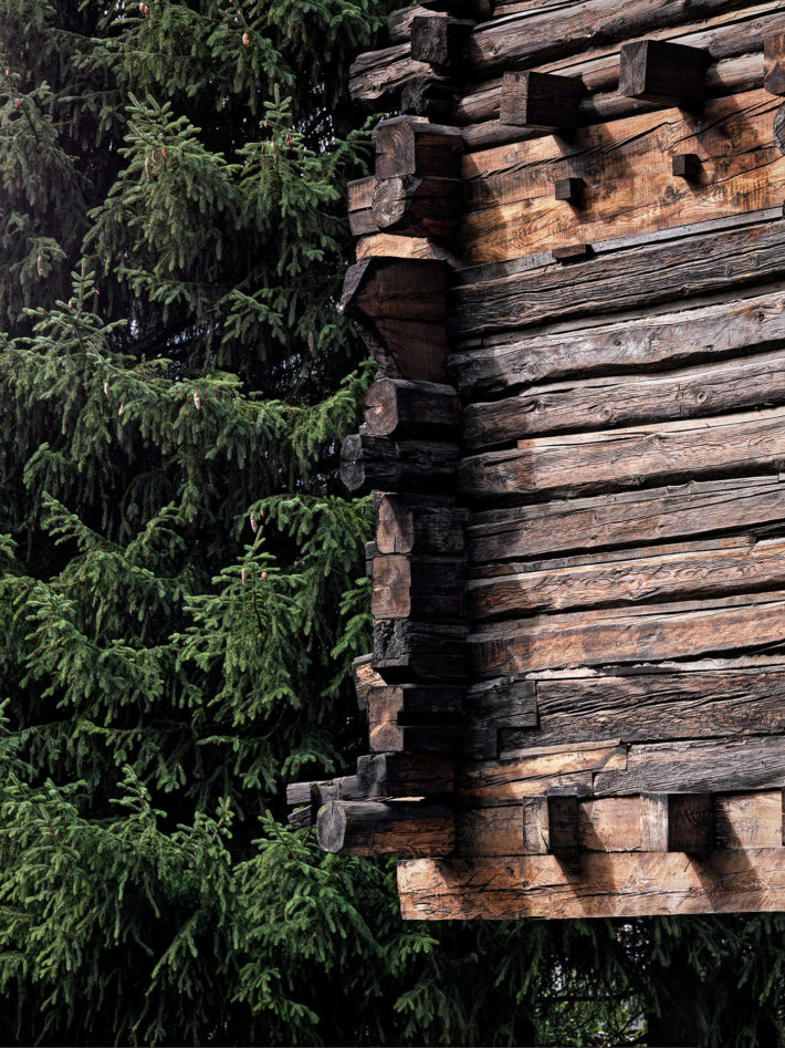 Detail of the interlocking logs (Blockbau) at the corner. Photo: © Marcello Mariana.