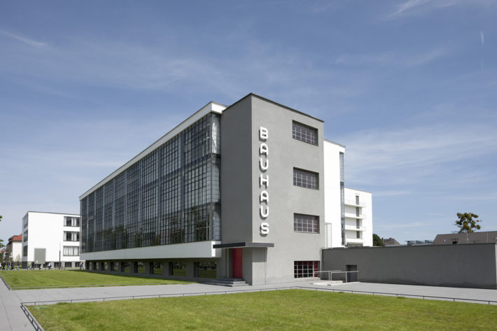 Walter Gropius, edificio del Bauhaus a Dessau, 1925-26, vista da sud. Foto: © Tadashi Okochi, Pen Magazine, 2010, Stiftung Bauhaus Dessau.