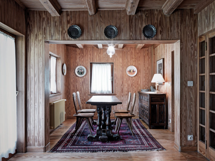 The dining room with the chairs designed by Mollino on the model of the ones for the Casa del Sole at Cervinia. Photo: © Marcello Mariana.