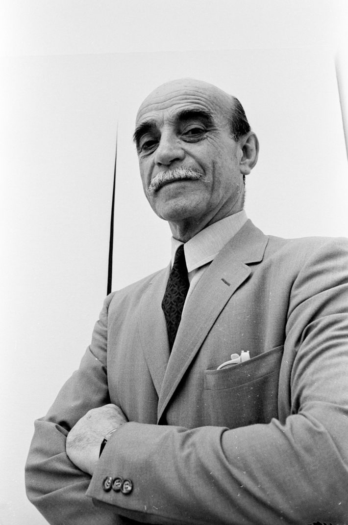 Lucio Fontana alla Biennale di Venezia, 1966. Foto: Paolo Di Paolo, © Archivio Paolo Di Paolo.