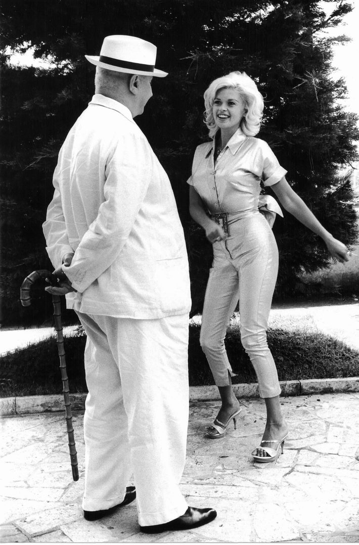 Giovanni Ansaldo e Jayne Mansfield, dalla serie "Gli incontri impossibili" pubblicata su Tempo, 1961-62. Foto: Paolo Di Paolo, © Archivio Paolo Di Paolo.