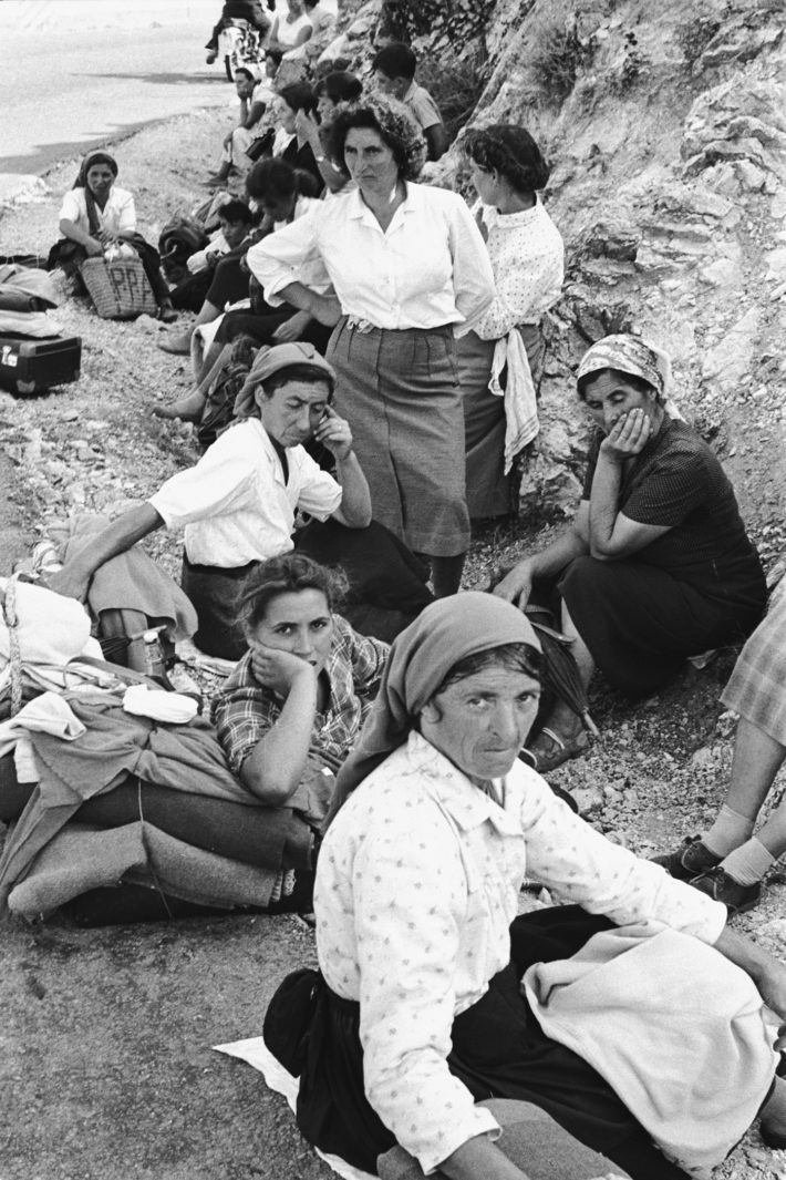 Sosta delle pellegrine, Passo delle Tre Croci, tra Molise e Campania, a sud di Cassino, 1957. Foto: Paolo Di Paolo, © Archivio Paolo Di Paolo.