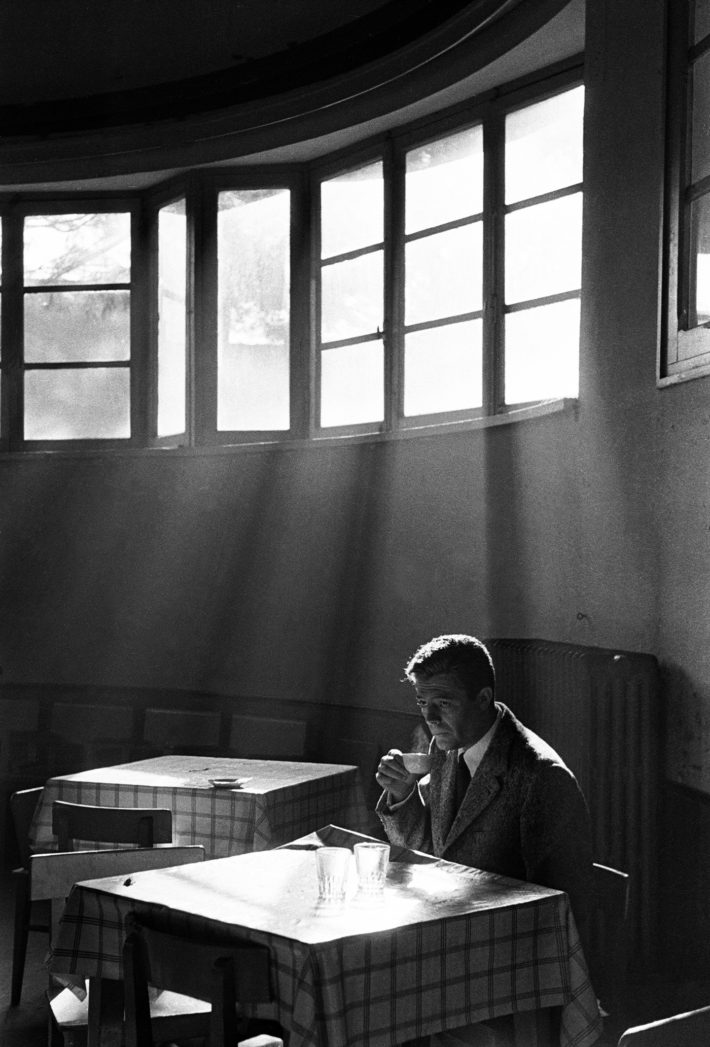 Marcello Mastroianni, senza data. Foto: Paolo Di Paolo, © Archivio Paolo Di Paolo, Courtesy Collezione Fotografia MAXXI.