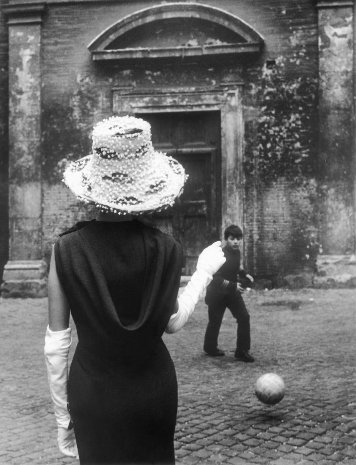 Fashion photo, Tor di Nona, Rome, 1957-58. Photo: Paolo Di Paolo, © Archivio Paolo Di Paolo.