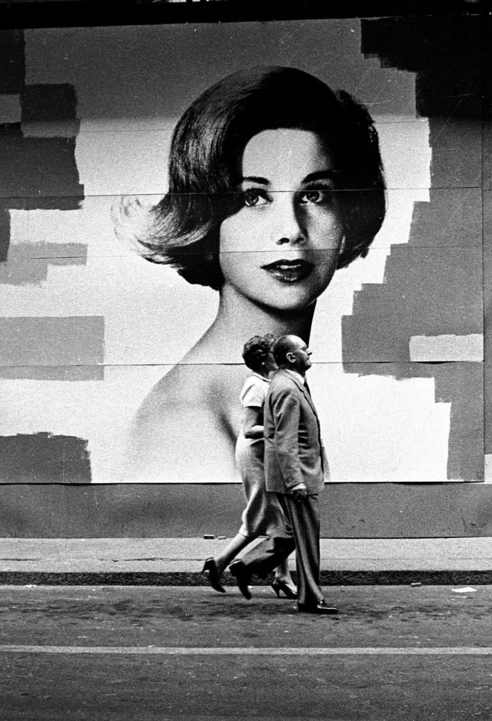 Stroll on Via Monte Napoleone, Milan, 1962. Photo: Paolo Di Paolo, © Archivio Paolo Di Paolo.