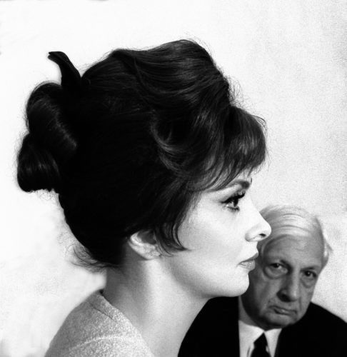 Gina Lollobrigida e Giorgio de Chirico, Roma, 1961. Foto: Paolo Di Paolo, © Archivio Paolo Di Paolo, Courtesy Collezione Fotografia MAXXI.