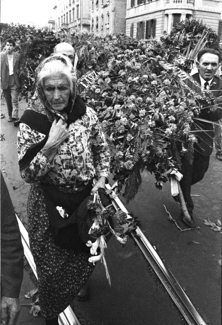 I funerali di Palmiro Togliatti, Roma, 25 agosto 1964. Foto: Paolo Di Paolo, © Archivio Paolo Di Paolo, Courtesy Collezione Fotografia MAXXI.