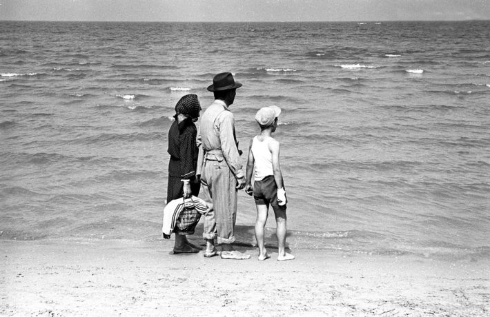 Tra Rimini e Bellaria, foto tratta dal reportage "La lunga strada di sabbia", 1959. Foto: Paolo Di Paolo, © Archivio Paolo Di Paolo, Courtesy Collezione Fotografia MAXXI.