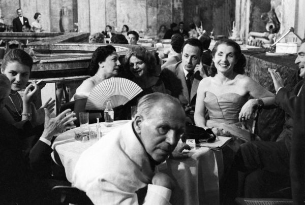 Maria Bellonci con il ventaglio, Elsa Morante, Giorgio Bassani, Palma Bucarelli e Paolo Monelli al Premio Strega, Roma, 1957. Foto: Paolo Di Paolo, © Archivio Paolo Di Paolo.