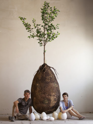 Anna Citelli e Raoul Bretzel, Capsula Mundi, 2003. Foto: © Francesco D’Angelo. Courtesy Anna Citelli e Raoul Bretzel.