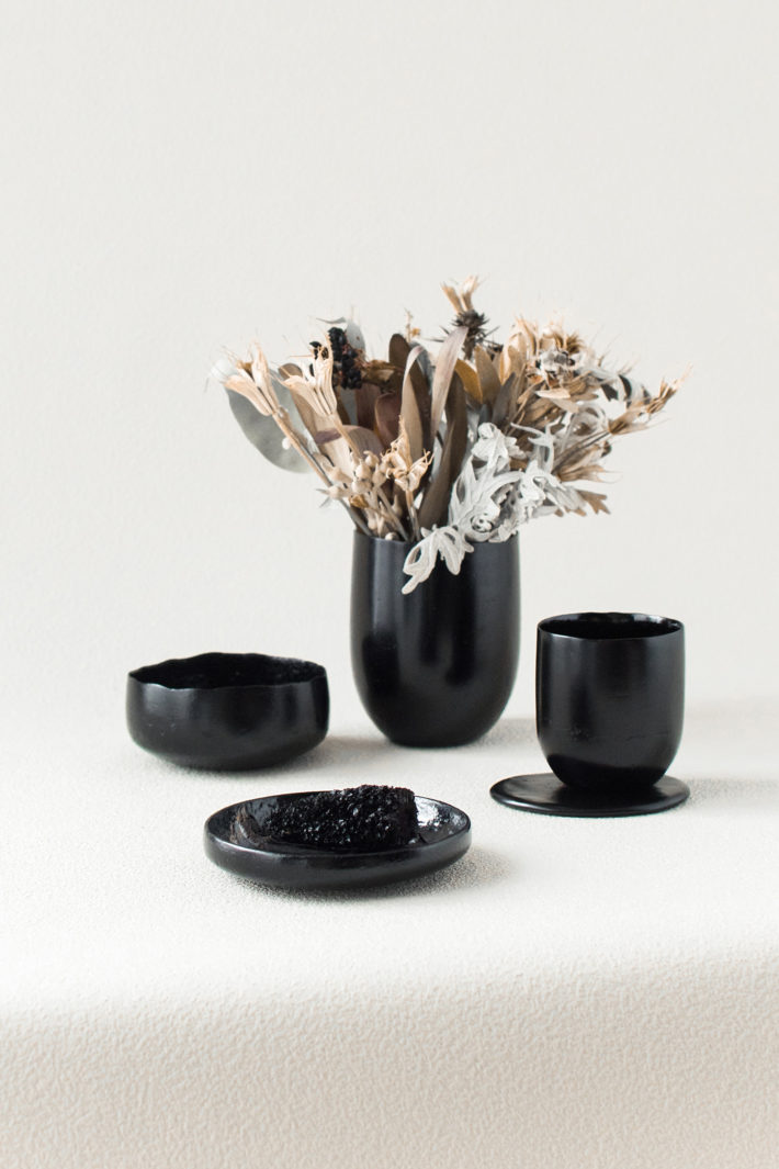 Kosuke Araki, Anima, carbone vegetale, scarti alimentari, urushi, 2018. Foto e Courtesy: © Kosuke Araki.