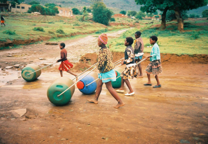 Pettie Petzer e Johan Jonker, Hippo Roller, strumento per la raccolta e il trasporto d'acqua, 1991. Courtesy Hippo Roller.