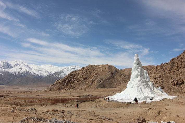 Sonam Wangchuk dello Students' Educational and Cultural Movement of Ladakh (SECMOL), con Sonam Dorje e Simant Verma, Ice Stupa, ghiacciaio artificiale, 2013-14. Foto: © Lobzang Dadul. Courtesy SECMOL.