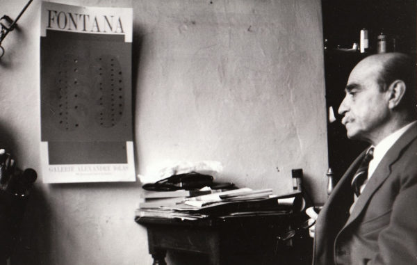Lucio Fontana nel suo atelier, 1966. Foto: Giuseppe Loy, © Archivio Giuseppe Loy.