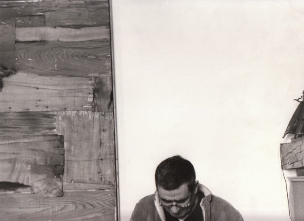 Alberto Burri nel suo atelier, 1966. Foto: Giuseppe Loy, © Archivio Giuseppe Loy.