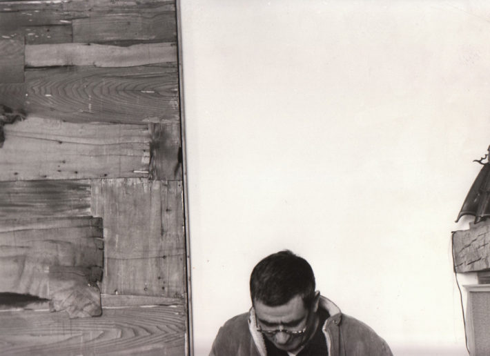 Alberto Burri nel suo atelier, 1966. Foto: Giuseppe Loy, © Archivio Giuseppe Loy. 