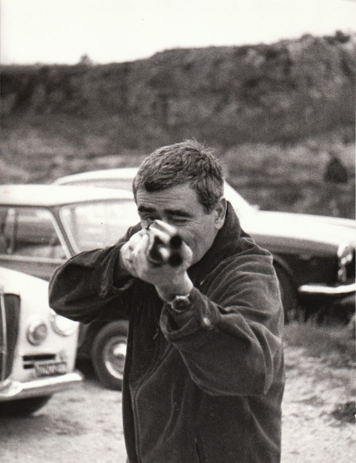 Alberto Burri, tiro al piattello, via Tiberina, Roma, 1966. Foto: Giuseppe Loy, © Archivio Giuseppe Loy.