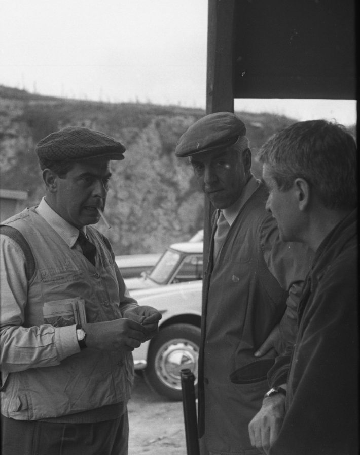 Da sinistra a destra: Giuseppe Loy, Afro Basaldella e Alberto Burri al tiro al piattello di via Tiberina, Roma, 1967. Foto: autore sconosciuto, © Archivio Giuseppe Loy. 